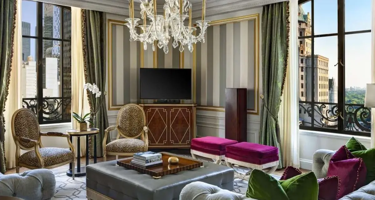 Luksusowy salon z widokiem na miasto, gdzie każdy detal krzyczy "najdroższy hotel na świecie".