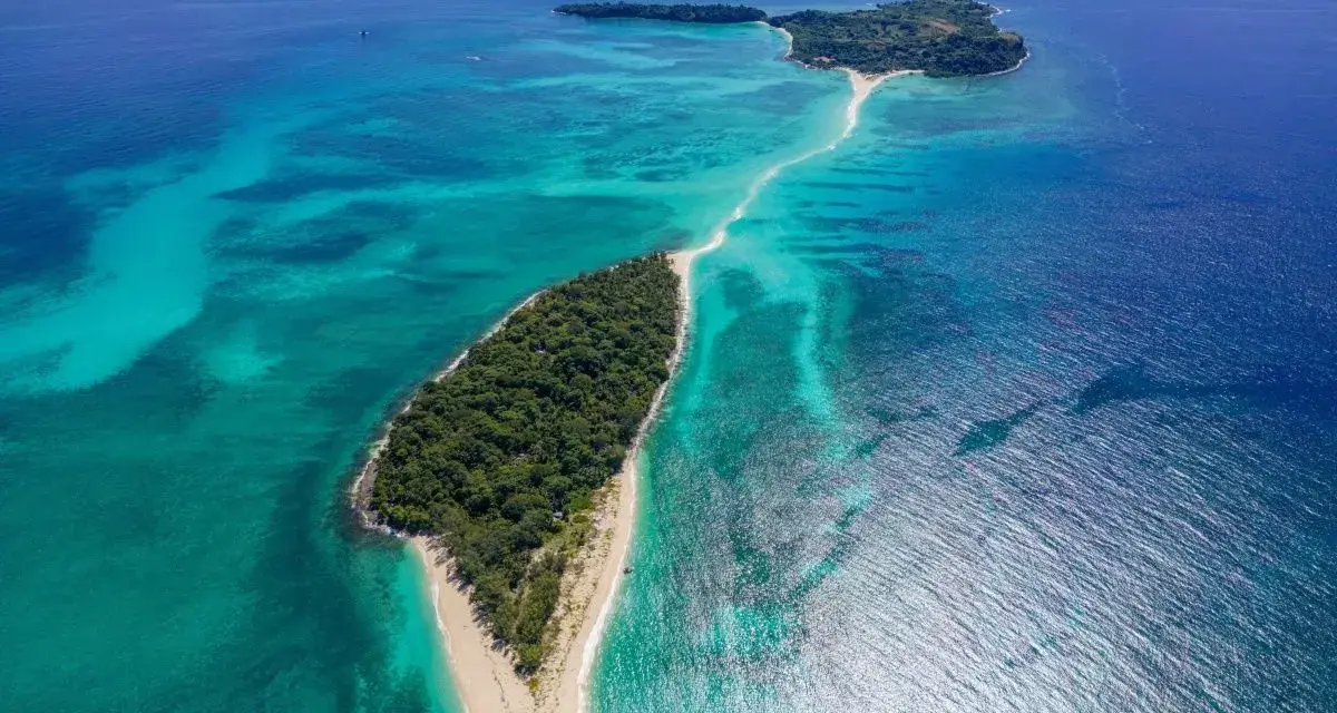 Rajskie plaże i turkusowa woda na Madagaskarze. Idealne miejsce na wakacje marzeń, gdzie można poczuć się jak na bezludnej wyspie.