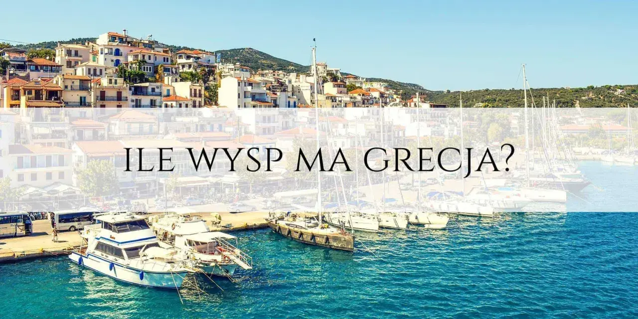 Port z łodziami i miasteczkiem na wzgórzu. Tekst: "Ile wysp ma Grecja?".