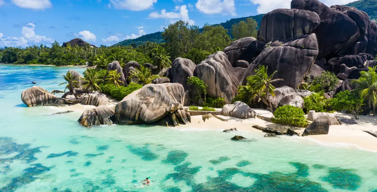 Rajska plaża na Seszelach, z turkusową wodą i charakterystycznymi głazami. Idealne miejsce, by zapytać: Seszele kiedy jechać?