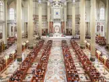 Wnętrze największego kościoła w Polsce, Bazyliki w Licheniu, wypełnione wiernymi siedzącymi w ławach podczas nabożeństwa.