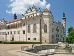 Zamek Litomyśl, perła renesansu, to fascynujące miejsce pełne ciekawostek o Czechach. Jego unikalna fasada zdobiona sgraffito zachwyca.