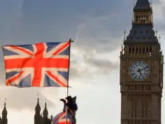 Flaga Wielkiej Brytanii na tle Big Ben. Poznaj ciekawe fakty o Wielkiej Brytanii i jej symbolach.