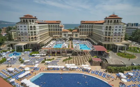 Wielki kompleks hotelowy z basenami i leżakami, idealny na bułgaria wczasy all inclusive.