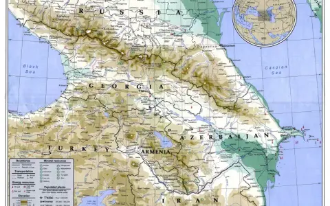 Góry Kaukazu z zaznaczonym Elbrusem. Mapa regionu z zaznaczonymi miastami, zasobami i ukształtowaniem terenu.