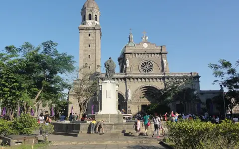 Manila Cathedral, symbol Filipiń religia. Ludzie spacerują przed monumentalną budowlą, podziwiając architekturę i atmosferę.