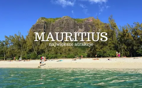Piękna plaża na Mauritiusie, gdzie leży ta wyspa, zachęca do odpoczynku. Woda jest krystalicznie czysta, a góra w tle dodaje uroku.