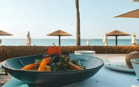 Pyszna sałatka z owocami i ziarnami, idealna na lunch w stylu full board plus nad morzem.