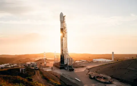 Rakieta SpaceX gotowa do startu. Słońce wschodzi nad kosmodromem, zapowiadając wielką wyprawę na Marsa.