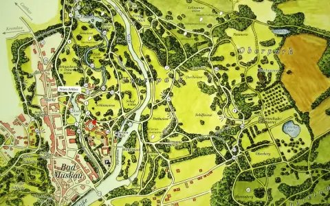 Park Mużakowski mapa: szczegółowy plan z zaznaczonymi alejkami, stawami, budynkami i polami.