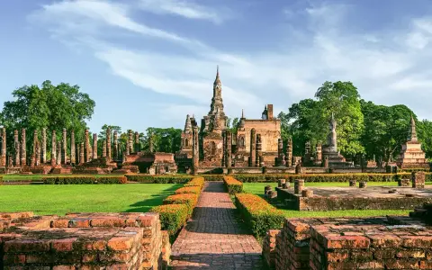Ruiny świątyń w historycznym parku Sukhothai, Tajlandia. To miejsce, które mogłoby być jednym z 7 cudów świata UNESCO, zachwyca swoją architekturą.