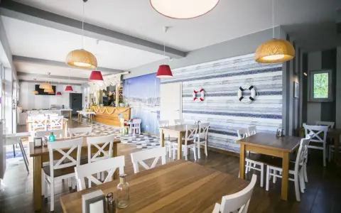 Gdzie dobrze zjeść w Krynicy Morskiej? Najlepsze restauracje na wybrzeżu