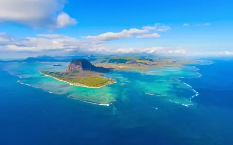 Widok na Le Morne Brabant, Mauritius. Idealny czas na podróż to okres od maja do grudnia, kiedy pogoda jest słoneczna i sucha.
