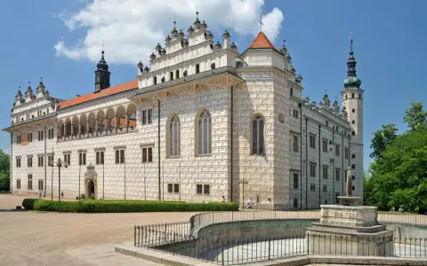 Zamek Litomyśl, perła renesansu, to fascynujące miejsce pełne ciekawostek o Czechach. Jego unikalna fasada zdobiona sgraffito zachwyca.