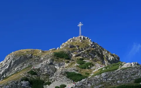 Ile ma krzyż na Giewoncie? Zaskakujące fakty i wymiary obiektu