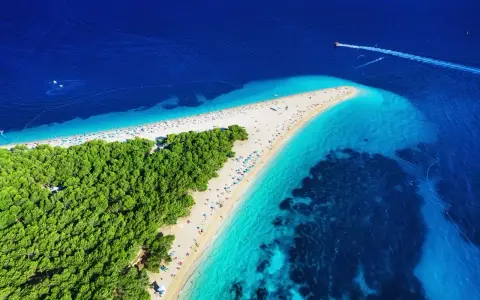 Zlatni Rat, Chorwacja. Ciekawostki o tym miejscu: plaża zmienia kształt pod wpływem wiatru i fal.