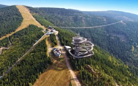 Widok na Sky Walk i najdłuższy most wiszący w Czechach. Cena za wejście jest przystępna.