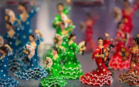 Figurki tancerek flamenco w kropki, idealne, by pokazać, co przywieźć z Hiszpanii.