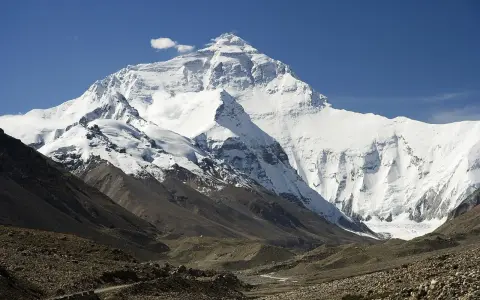 Majestatyczny, ośnieżony szczyt Mount Everest, najwyższej góry świata. Ile ma Mount Everest? Prawie 9 km!