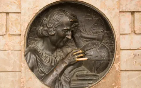 Krzysztof Kolumb, badający mapy i globus, symbolizuje jego pochodzenie i dążenie do odkryć. W tle żaglowiec.
