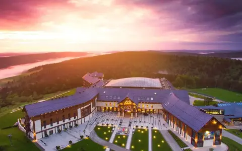 Hotel Arłamów o zachodzie słońca. Sprawdź hotel Arłamów ceny i zarezerwuj pobyt w malowniczej okolicy.