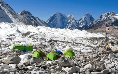 Namiot obozu na Mount Everest, jakby śpiąca królewna czekała na przebudzenie wśród lodowców i ośnieżonych szczytów.