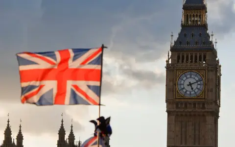 Flaga Wielkiej Brytanii na tle Big Ben. Poznaj ciekawe fakty o Wielkiej Brytanii i jej symbolach.
