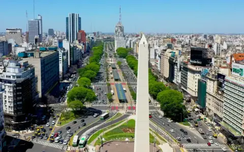 Obelisk w centrum tętniącej życiem stolicy Argentyny, Buenos Aires, otoczony zielenią i ruchem ulicznym.