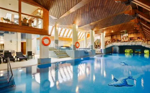 Basen w hotelu Belvedere Resort & Spa zachwyca drewnianym sufitem i dekoracjami. Relaks gwarantowany!
