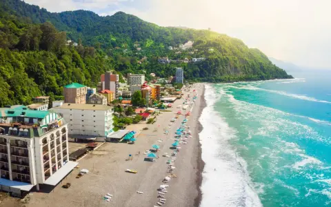 Malownicza plaża i hotele w Gruzji. Idealne miejsce na gruzińskie wakacje z widokiem na zielone wzgórza i turkusowe morze.