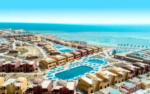 Widok z lotu ptaka na kompleks hotelowy Pickalbatros Marsa Alam z basenami i budynkami w stylu orientalnym, w tle turkusowe Morze Czerwone.