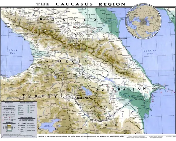 Góry Kaukazu z zaznaczonym Elbrusem. Mapa regionu z zaznaczonymi miastami, zasobami i ukształtowaniem terenu.