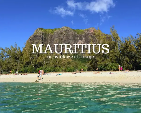 Piękna plaża na Mauritiusie, gdzie leży ta wyspa, zachęca do odpoczynku. Woda jest krystalicznie czysta, a góra w tle dodaje uroku.