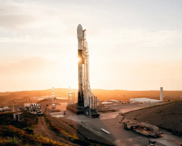 Rakieta SpaceX gotowa do startu. Słońce wschodzi nad kosmodromem, zapowiadając wielką wyprawę na Marsa.