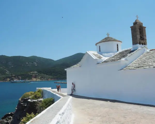 Na jakiej wyspie kręcono Mamma Mia? Odkryj tajemnice Skopelos