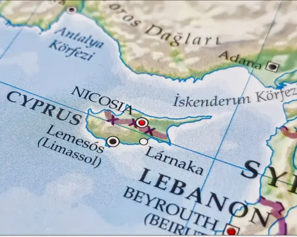 Mapa pokazuje Cypr Grecki, z zaznaczonymi Nikozją, Limassol i Larnaką. Obok widać Liban i Syrię.