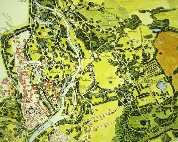 Park Mużakowski mapa: szczegółowy plan z zaznaczonymi alejkami, stawami, budynkami i polami.
