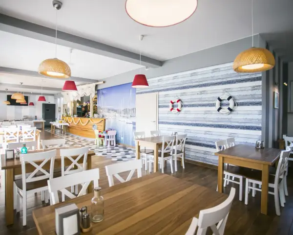 Gdzie dobrze zjeść w Krynicy Morskiej? Najlepsze restauracje na wybrzeżu