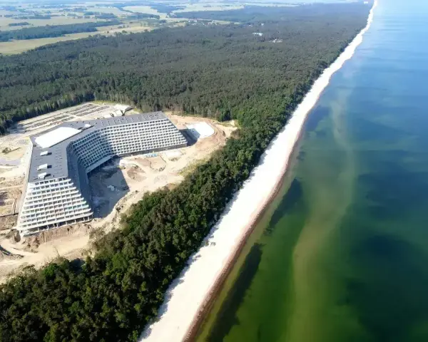 Nowy hotel Gołębiewski w Pobierowie w budowie. Kiedy otwarcie? Zapowiada się imponująco nad Bałtykiem.