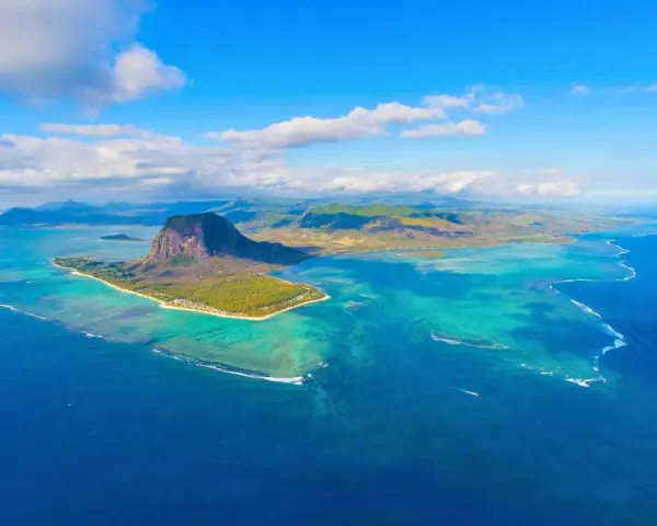 Widok na Le Morne Brabant, Mauritius. Idealny czas na podróż to okres od maja do grudnia, kiedy pogoda jest słoneczna i sucha.