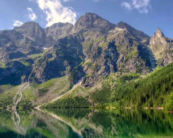 Majestatyczne, skaliste szczyty Tatr, najwyższe góry w Polsce, odbijają się w spokojnej tafli jeziora Morskie Oko.