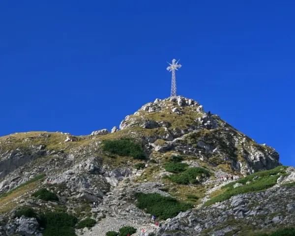 Ile ma krzyż na Giewoncie? Zaskakujące fakty i wymiary obiektu
