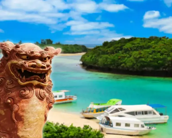 Kamienna lwica strzeże rajskiej plaży z łodziami na archipelagu z Okinawą.