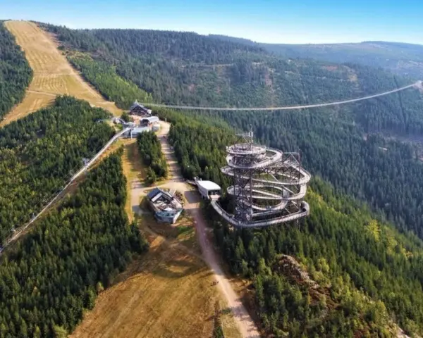 Widok na Sky Walk i najdłuższy most wiszący w Czechach. Cena za wejście jest przystępna.