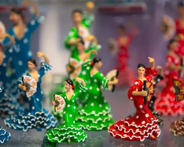 Figurki tancerek flamenco w kropki, idealne, by pokazać, co przywieźć z Hiszpanii.