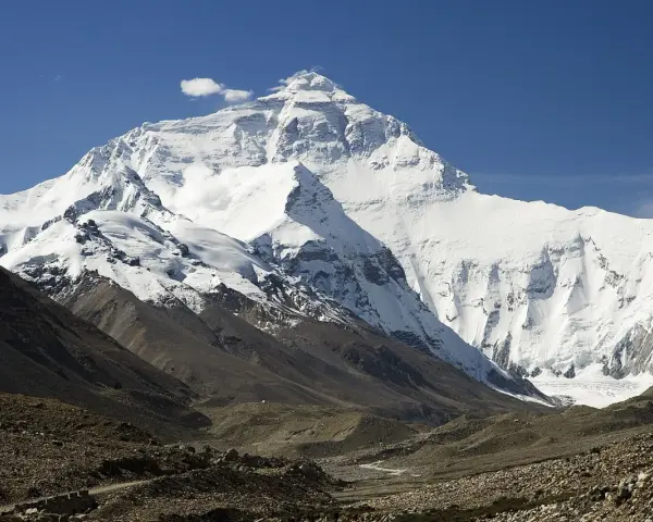 Majestatyczny, ośnieżony szczyt Mount Everest, najwyższej góry świata. Ile ma Mount Everest? Prawie 9 km!
