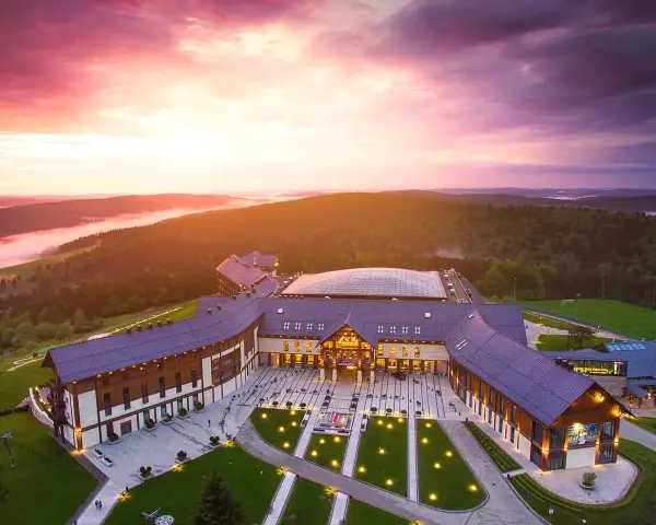 Hotel Arłamów o zachodzie słońca. Sprawdź hotel Arłamów ceny i zarezerwuj pobyt w malowniczej okolicy.
