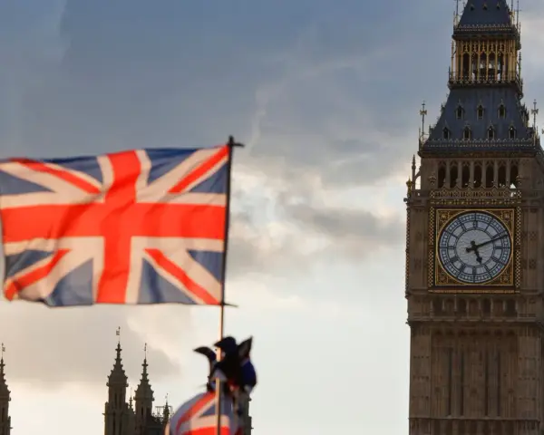 Flaga Wielkiej Brytanii na tle Big Ben. Poznaj ciekawe fakty o Wielkiej Brytanii i jej symbolach.