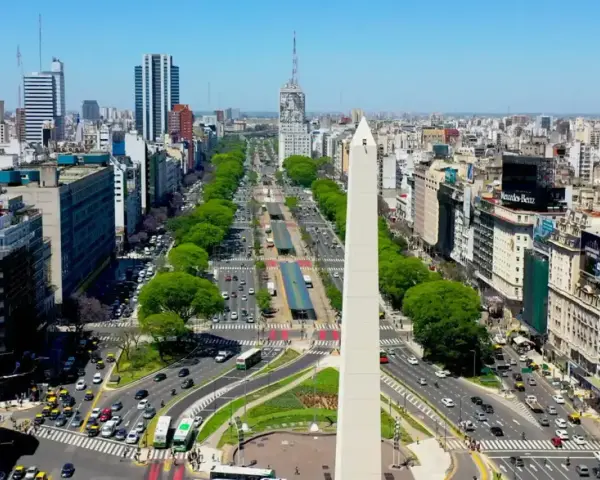 Obelisk w centrum tętniącej życiem stolicy Argentyny, Buenos Aires, otoczony zielenią i ruchem ulicznym.