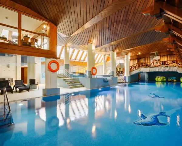 Basen w hotelu Belvedere Resort & Spa zachwyca drewnianym sufitem i dekoracjami. Relaks gwarantowany!